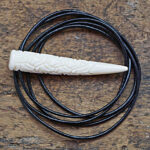 Lindwurmzahn Amulett aus Knochen