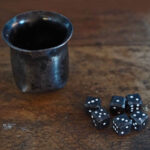 Geschmiedeter Becher mit 6 Würfel