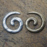 Spiral Gewandhaken Silber oder Messingfarben