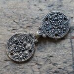 Kleine granulierte Gewandschliesse Bronze oder Versilbert