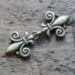 Gewandhaken Fleur de Lys