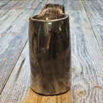 Horn Becher schlicht dunkel