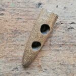 Knebel in Hornform aus Holz gebeizt