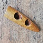 Knebel in Hornform aus Holz hell