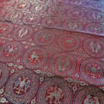 Seide Lowe und Raubvogel Motiv