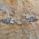 Blatt Fell oder Umhangschliesse